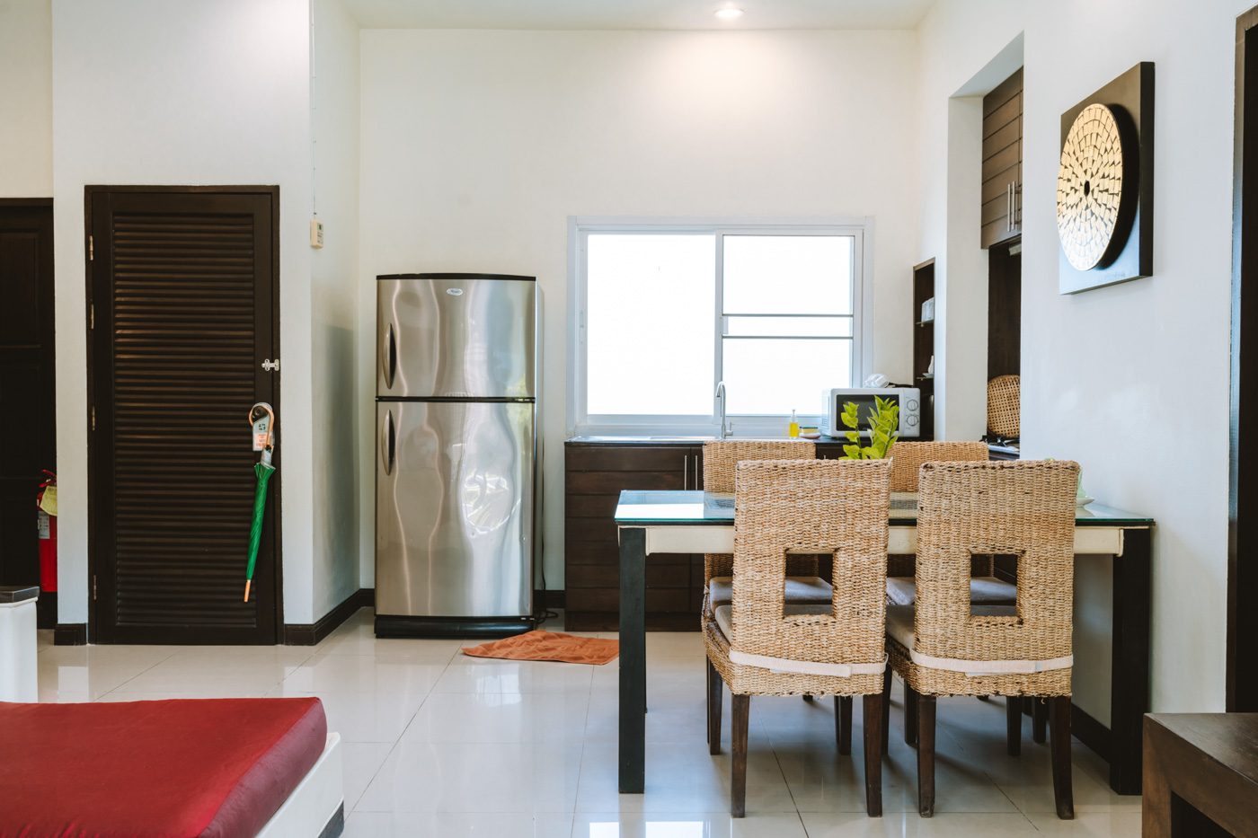 Cucina e sala da pranzo della villa privata con elettrodomestici moderni e luce naturale